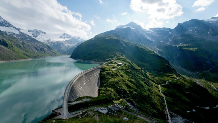 Volkswagen offers customers many ways to “fill up” their electric car with climate-friendly electricity – here the hydroelectric power station in Kaprun (Austria).